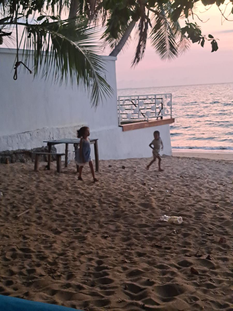 Spielende Kinder am Strand von Nosy be